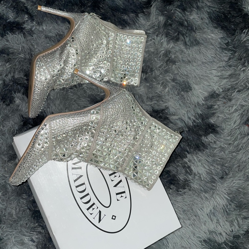 STEVE MADDEN BRAND NEW Studded silver heels